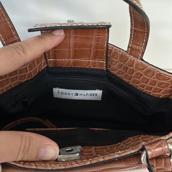 Tommy Hilfiger brown shoulder bag. - Picture 3 of 3
